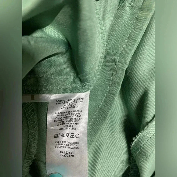 Women’s Ann Taylor Petite Curvy Fit Capri Pants, Size 2P,  Sage Green, Pre-owned - Picture 4 of 5